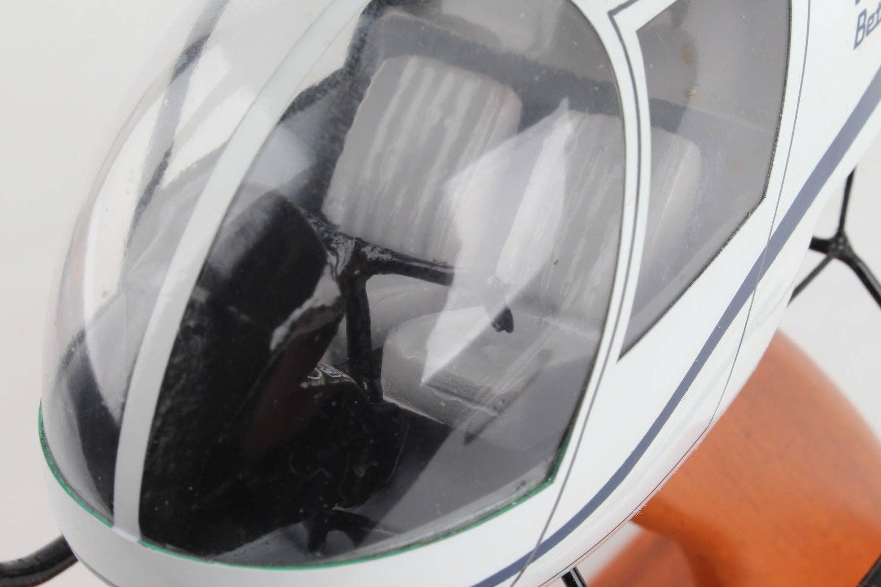 Daron Worldwide Trading – wholesale Decorative tabletop object – EXEC SER ROBINSON R-22 1/24 (HR22TR) (**)5