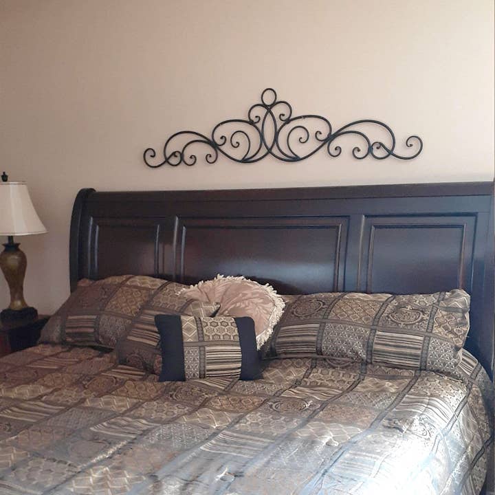 Zeckos – Großhandel 3D-Wandkunst – Dekorativer Bogen zum Aufhängen mit Schriftrollen aus Metall, 54 Zoll5