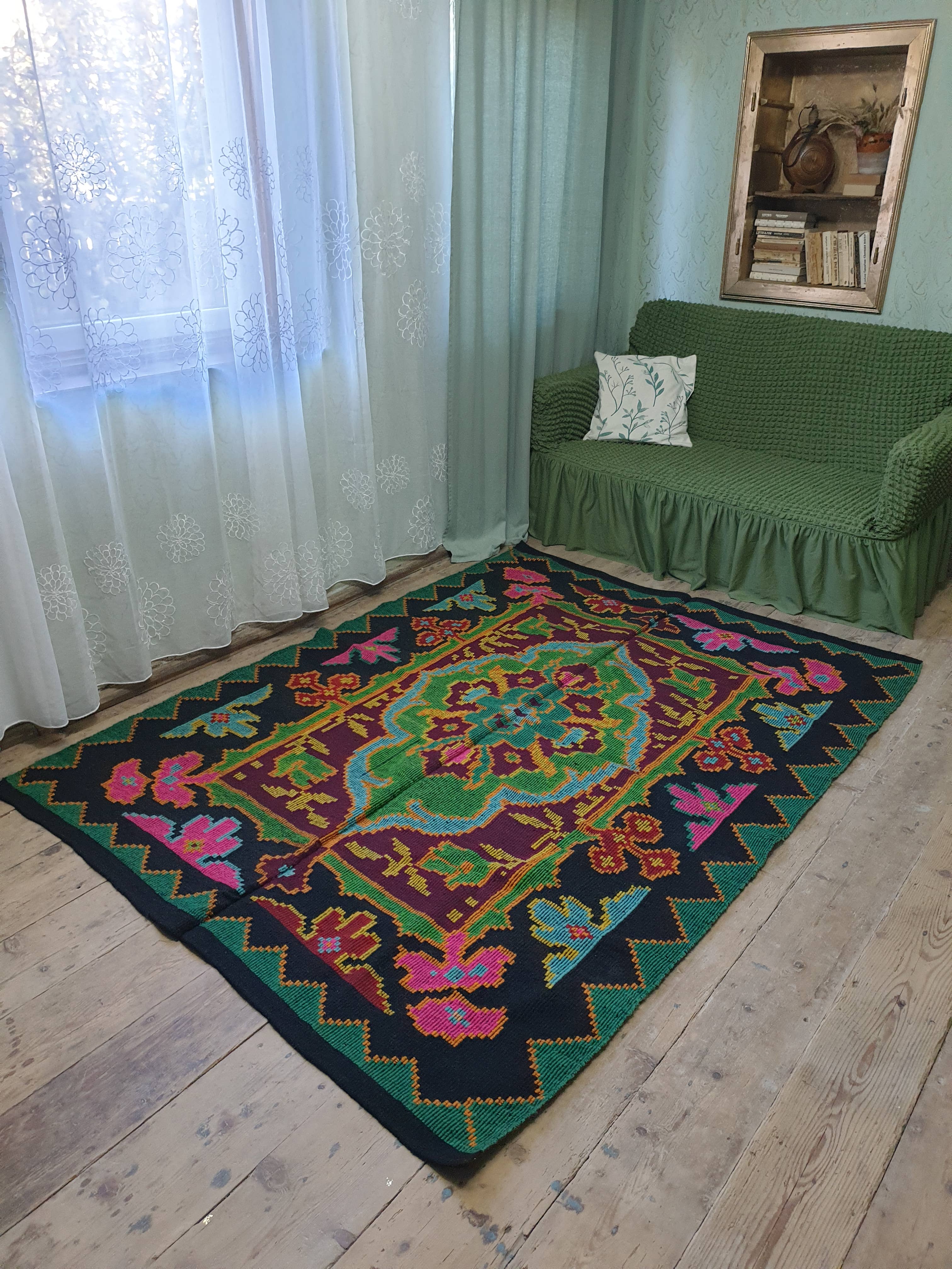 MADE WITH LOVE RO SRL - Vendita all'ingrosso Tappeto - Tappeto rumeno floreale con design colorato su sfondo verde1