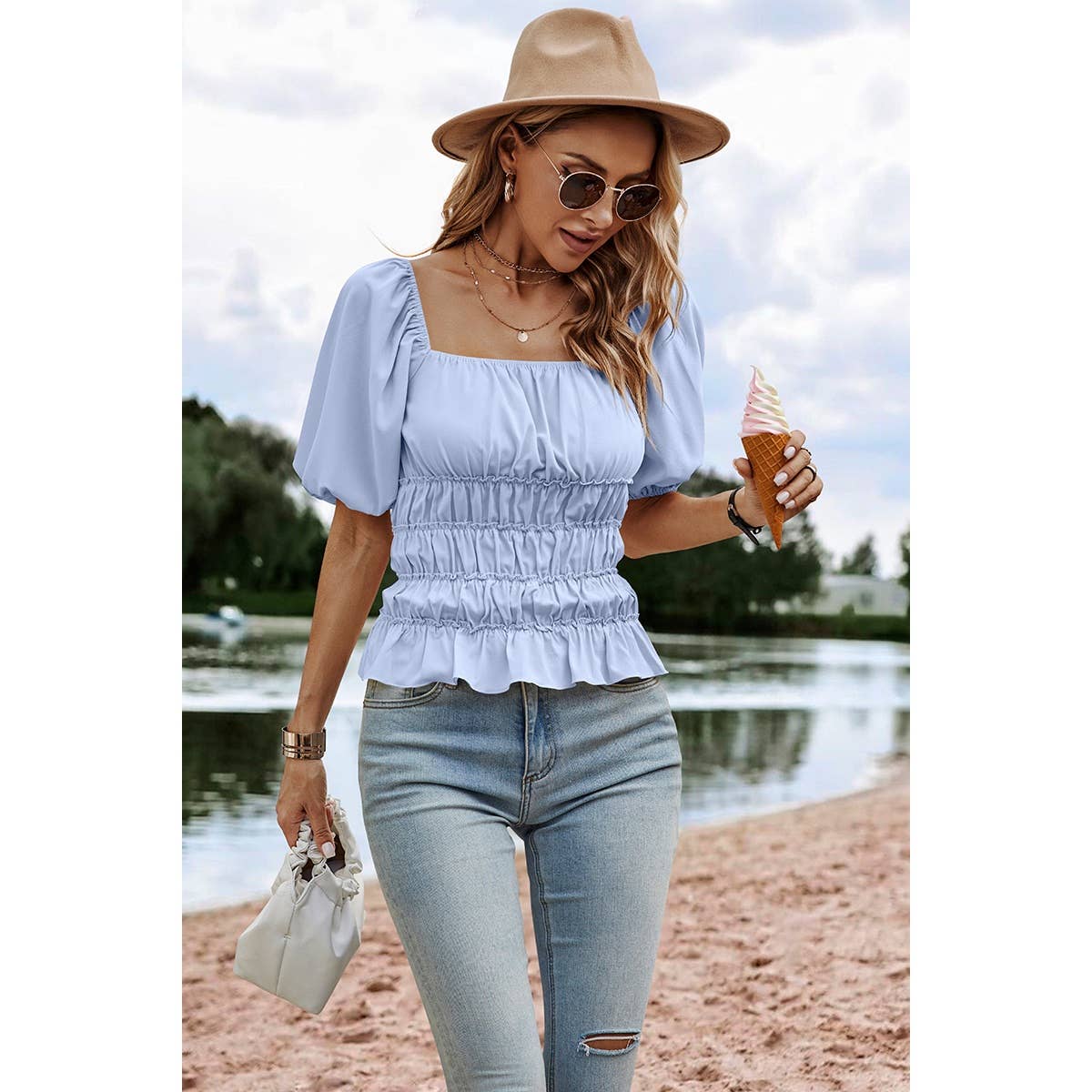 Supreme Fashion – Engroshandel Bluse - Dame – Bluse med firkantet halsudskæring, shirred flæseærmer og peplum i ensfarvet.4