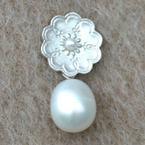 Flower and pearl brooch in silver for wholesale by Hester Zagt Sieraden