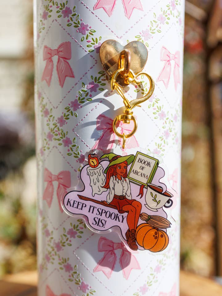 "Keep It Spooky Sis" Nyckelring/Kindle-berlock - Bokälskande Fairycore Cottagecore Pinstory Original Nyckelring/Kindle-berlock för wholesale av Pinstory