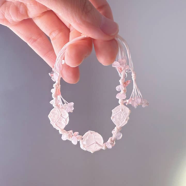 Quartzberry - Hartchakra Rozenkwarts en Aardbeienkwarts Macramé Armband voor wholesale door Ninaouity