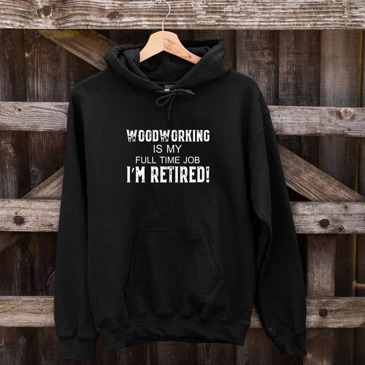 L'ébénisterie est mon travail à temps plein. Je suis retraité ! Sweat à capuche pour la vente par Magnolia Oaks Woodshop