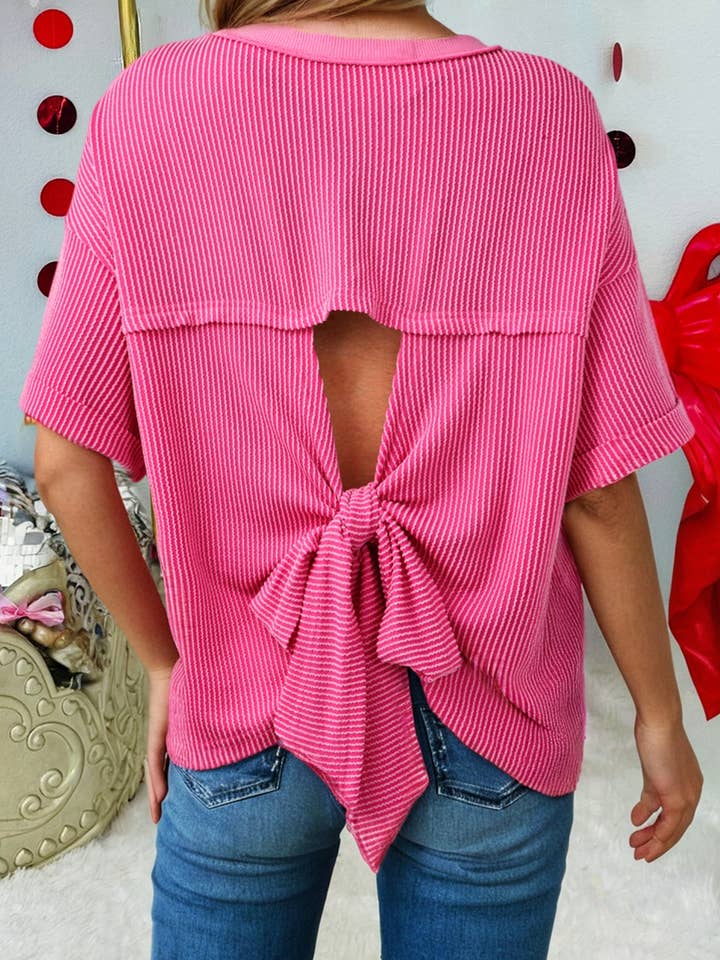 Maglietta oversize con nodo a fiocco sul retro e taglio a spirale a coste (S-XL) per la vendita all'ingrosso da parte di 66DISCO