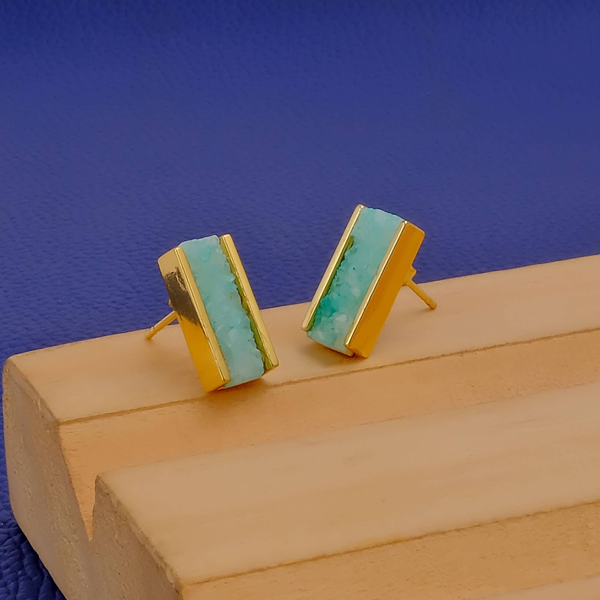 El Joyero - Vendita all'ingrosso Orecchini a bottone - Orecchino a perno con castone a barretta e gemma druzy verde chiaro anti-ossidazione2