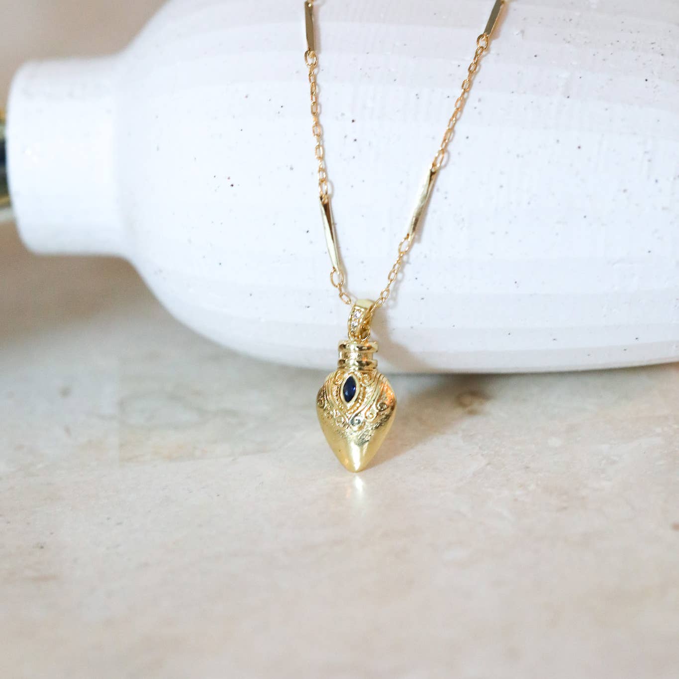 The Gilded Witch – Colar pingente/pendente por atacado – Colar Amuleto Elixir Poção Vintage Banhado a Ouro: Bruxesco11