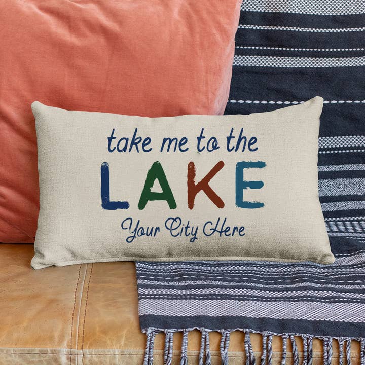 Coussin rectangulaire de lac personnalisable, décor de lac personnalisé pour la vente par Canary Road