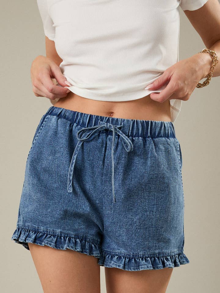 SHORT EN JEAN ÉLASTIQUE À VOLANTS ET TAILLE MI-HAUTE pour la vente par Sunday Edition