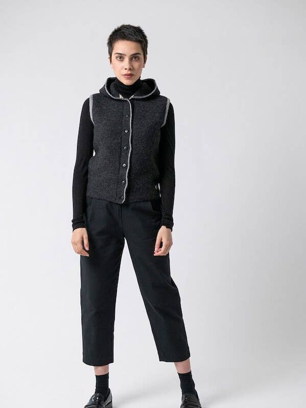 Gilet con cappuccio SUSANNE antracite/grigio chiaro per la vendita all'ingrosso da parte di Grenzgang - slow womens fashion made in the Alps