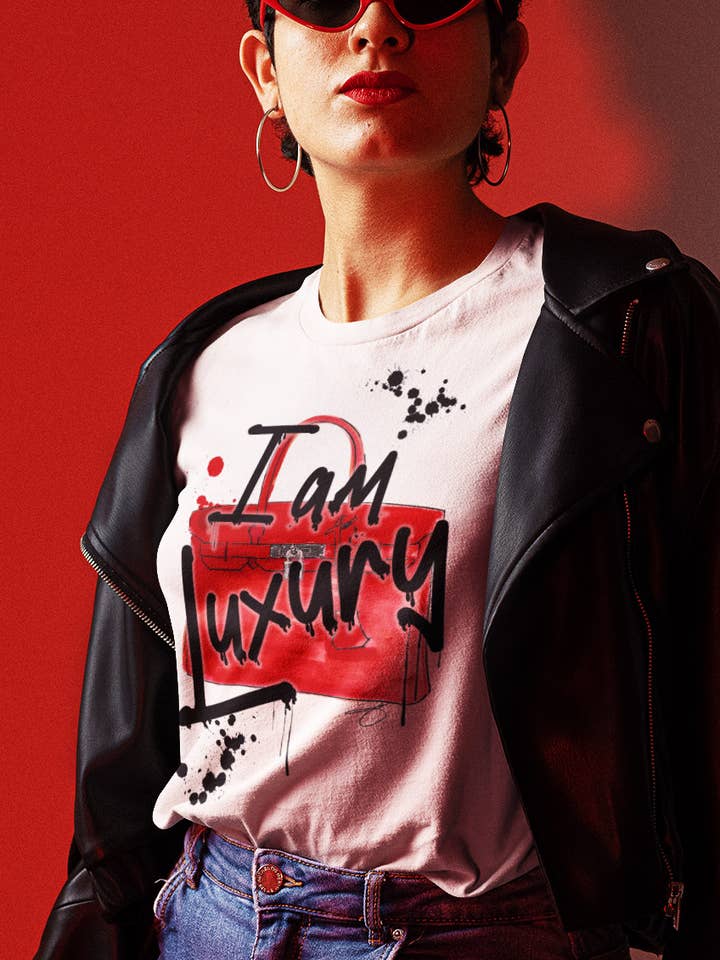 By Jodi LLC – Großhandel T-Shirt mit Siebdruck – Damen – I am a Luxury Fashion Graphic T-Shirt, T-Shirt, Tanktop, Sweatshirt0