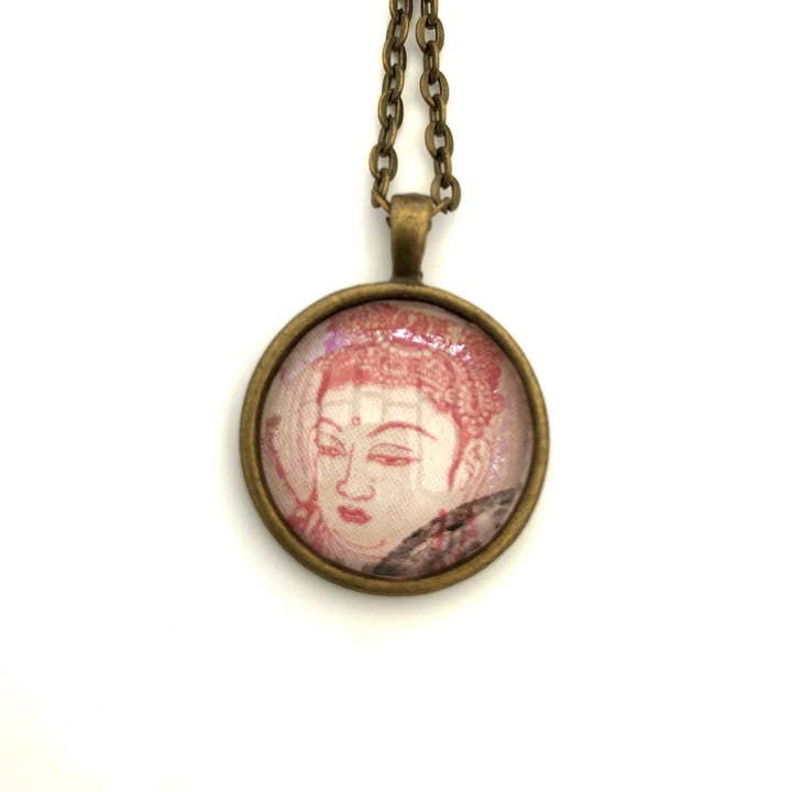 1953 Kannon Stamp Japan - Gioielli da francobollo - Collana con francobolli vintage - Bronzo antico per la vendita all'ingrosso da parte di Postage Stamp Jewelry