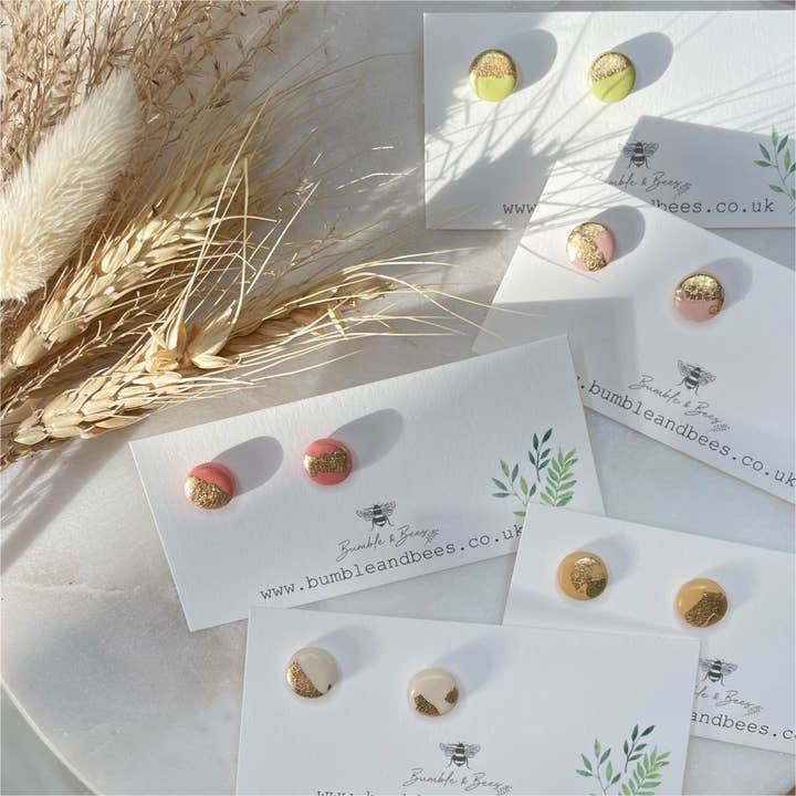 Orecchini a bottone a pois delicati - Earth Tones per la vendita all'ingrosso da parte di Bumble & Bees