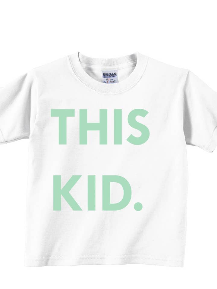 THIS KID SUPPLY CO. - Denna Kid Tee - Mint på vit (spädbarn och småbarnsstorlekar) för wholesale av This Kid Clothing Co.