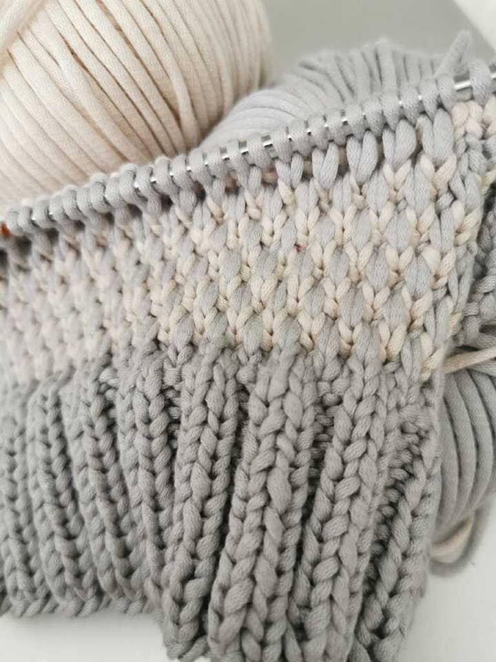 Pull pour animaux de compagnie Deco LUXE pour la vente par Leni Knits Limited