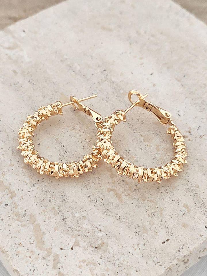 Brincos de argola com pepitas texturizadas • Superfície martelada orgânica em ouro 14 quilates por atacado de noca Jewelry