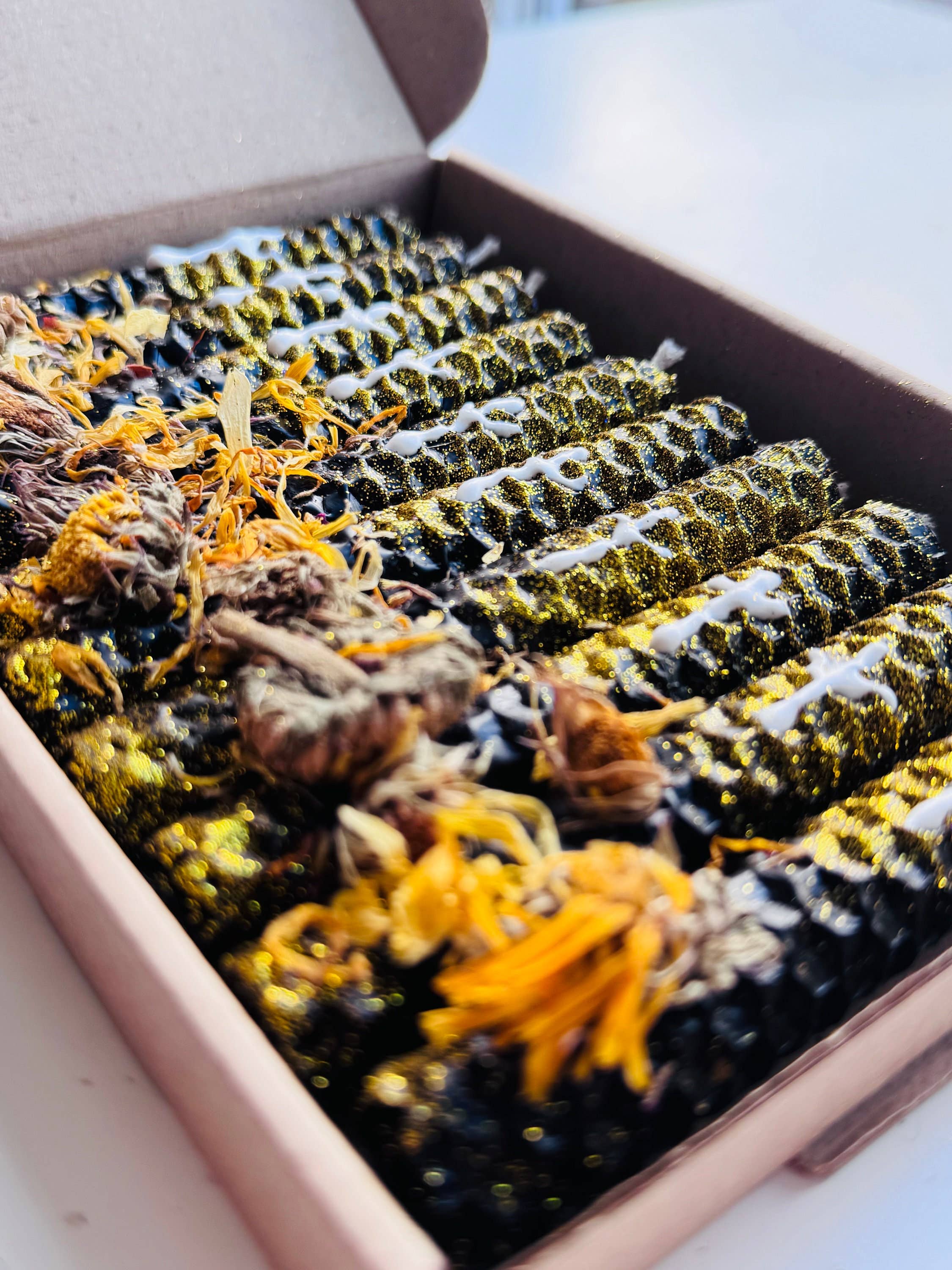 Phoenix Candle Company – Engroshandel Stearinlys/lysestage – Luksus bivoks runelys med morgenfrue og guldglimmer2