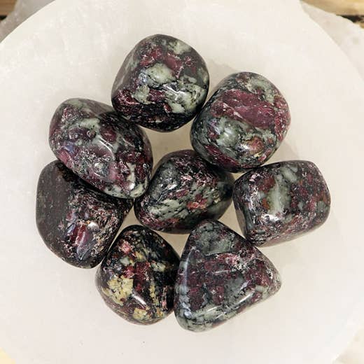 1/4 lb Eudialyt Polerede Sten, Fluorescerende under UV for engroshandel hos Natures Artifacts Inc