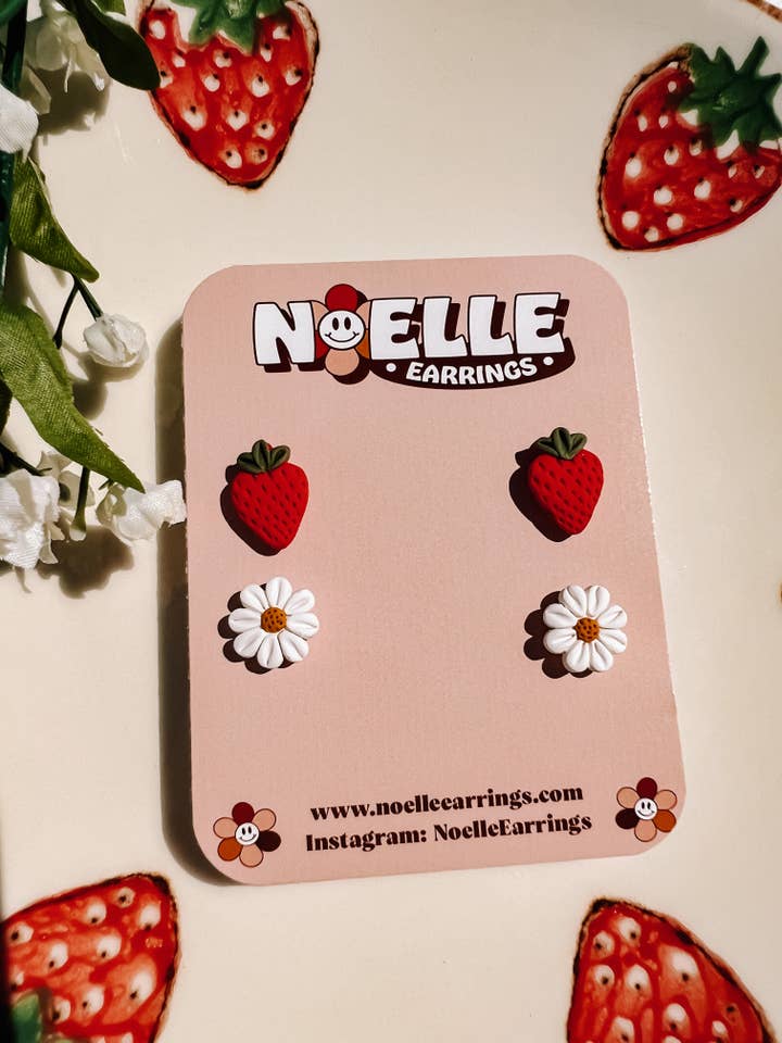 Lot de 2 clous Strawberry & Daisy | Boucles d'oreilles en pâte polymère pour la vente par Noelle Earrings