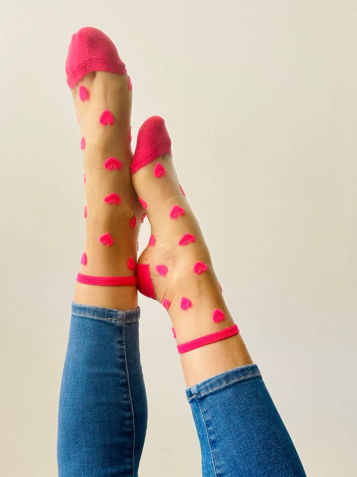 Laure ausgefallene Socken mit auffälligen rosa Herzen - Socken und andere Ergebnisse für arrel im Großhandel. Kostenlose Rücksendungen und 60-Tage-Zahlungsziel auf Faire im Trend auf Faire.