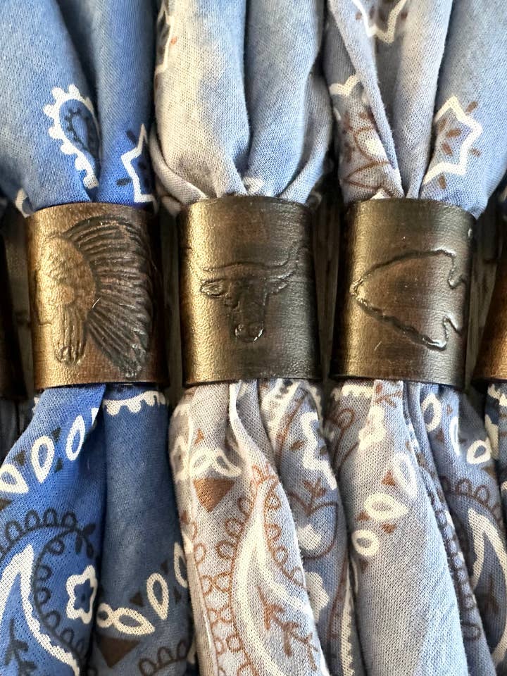 Diapositives en bandana en cuir pour la vente par Boots Are My Roots