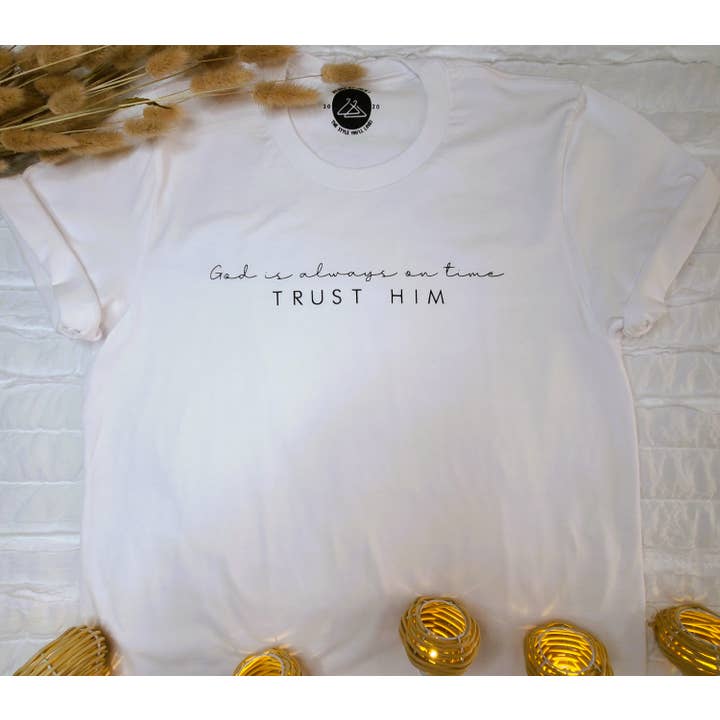 Dieu est toujours à l'heure - T-shirt FAITES-LUI CONFIANCE pour la vente par Design by Juliet LLC