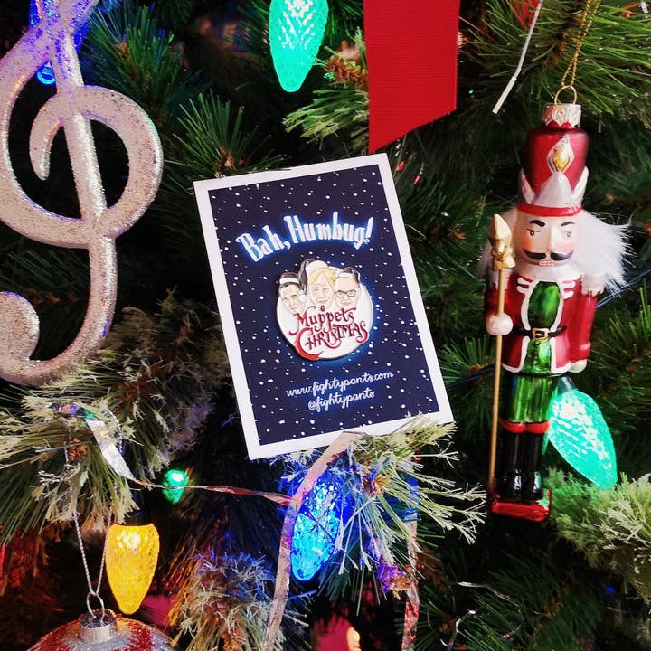 Insignia navideña esmaltada de A Muppets para venta al por mayor de Fighty Pants.