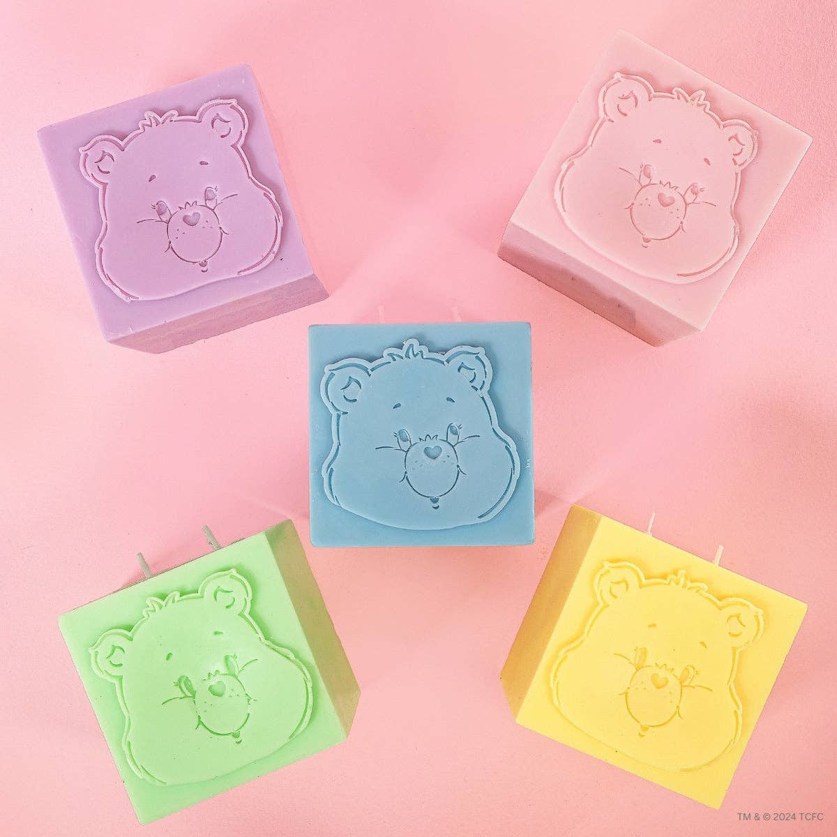 Flamingo Candles – Engroshandel Gavelys – Care Bears x Flamingo Candles Æbleplantage Ønskebjørn Kubesøjlelys6