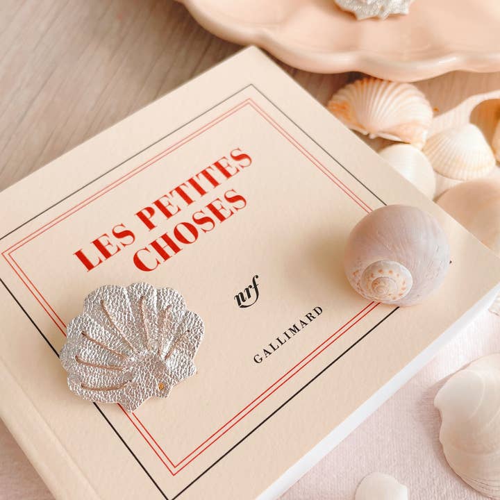du vent dans mes valises - Wholesale Broche - Handgemaakte broche schelpenvorm van gerecycled leer5