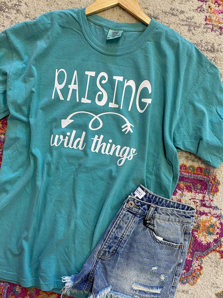 Raising Wild Things Comfort Färger Tee för wholesale av Southern Roots