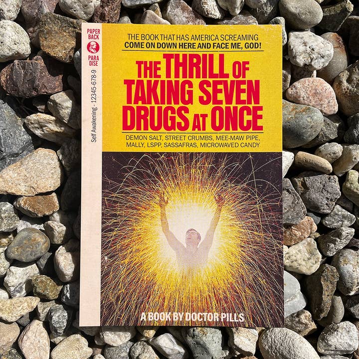 De sensatie van het innemen van zeven medicijnen tegelijk Ansichtkaart voor wholesale door Paperback Paradise