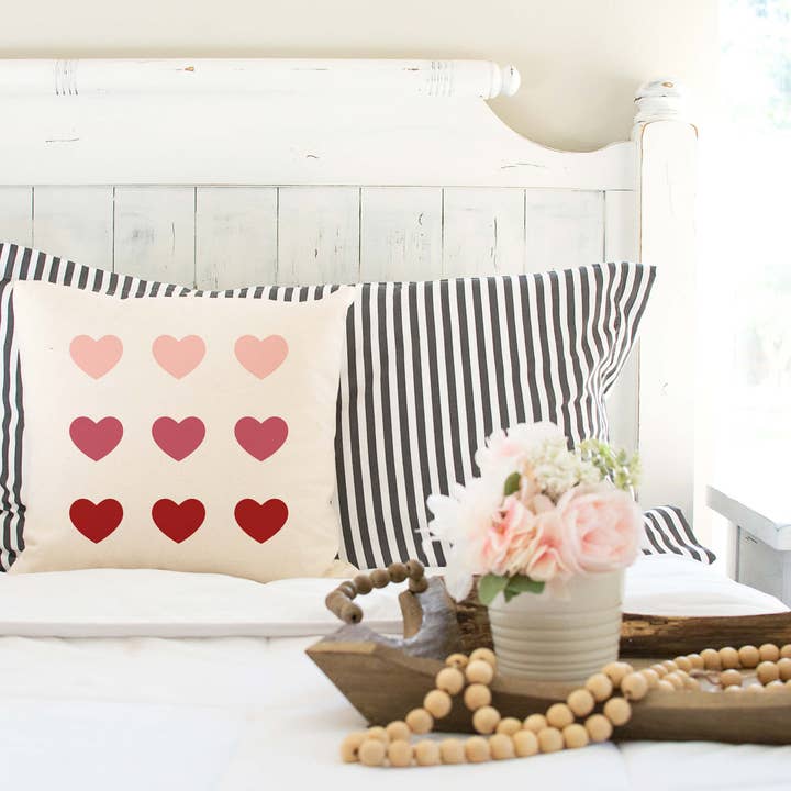 Housse de coussin Farmhouse à 9 cœurs pour la Saint-Valentin 18 x 18 pour la vente par Cotton & Crate