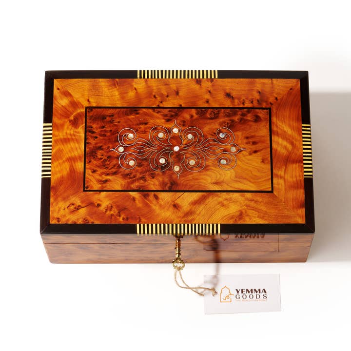 Yemma Goods – Großhandel Schmuckschatulle/-Organizer – Großes Schmuckkästchen aus Thuya-Wurzelholz mit Perlmutteinlage3