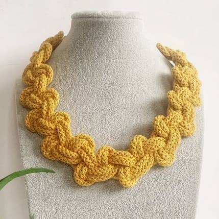 Collana The Lilly - Collane nere, grigie e vaniglia per la vendita all'ingrosso da parte di Handmade by Tinni