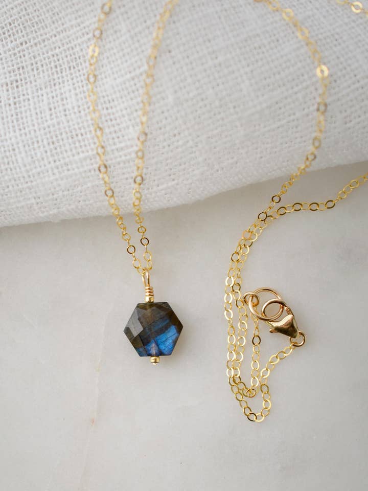 Hexagon-Labradorit-Halskettenanhänger für den Großhandel von GEMNIA