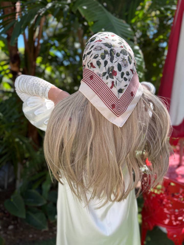 Scharlakenrode rozenbandana voor wholesale door The Scarf Bar