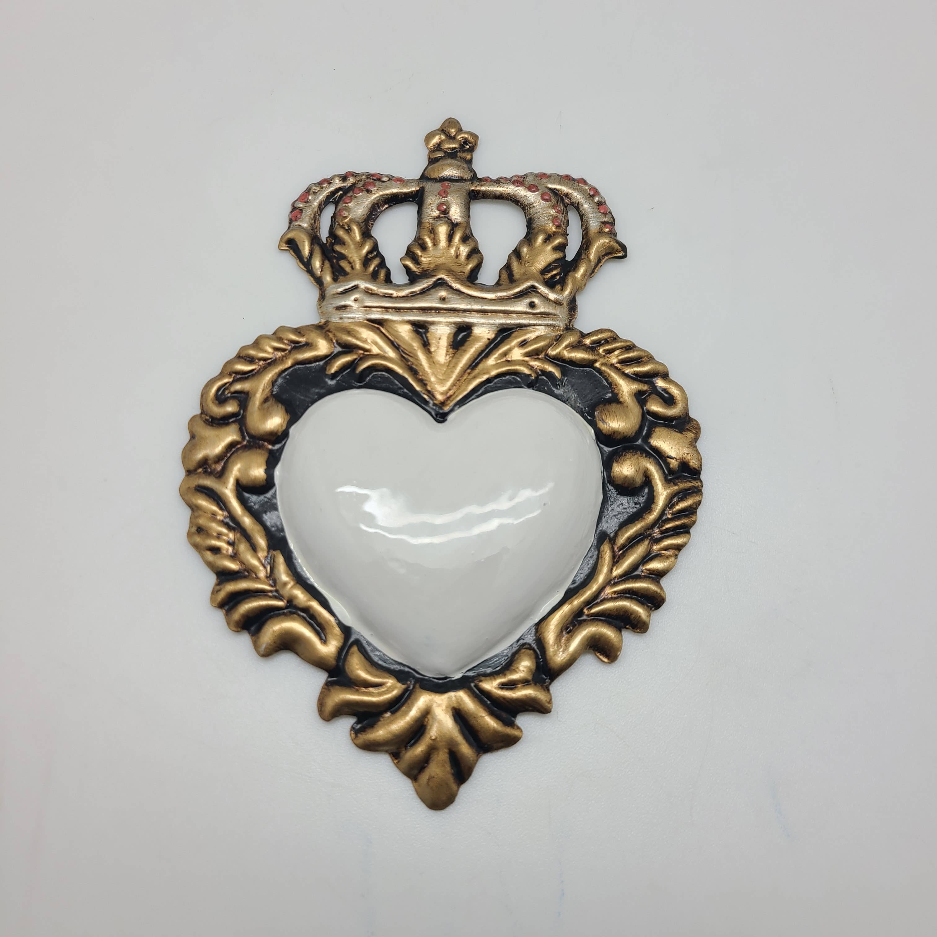 Contreras Designs – Engroshandel Vægplakat – Håndmalet mexicansk blikhjerte med krone, 14 cm til væg4