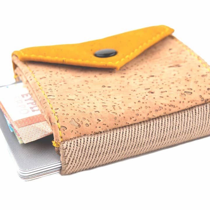 Mini portefeuille vegan en liège avec poche à monnaie bicolore - Peak Cork pour la vente par Space Products