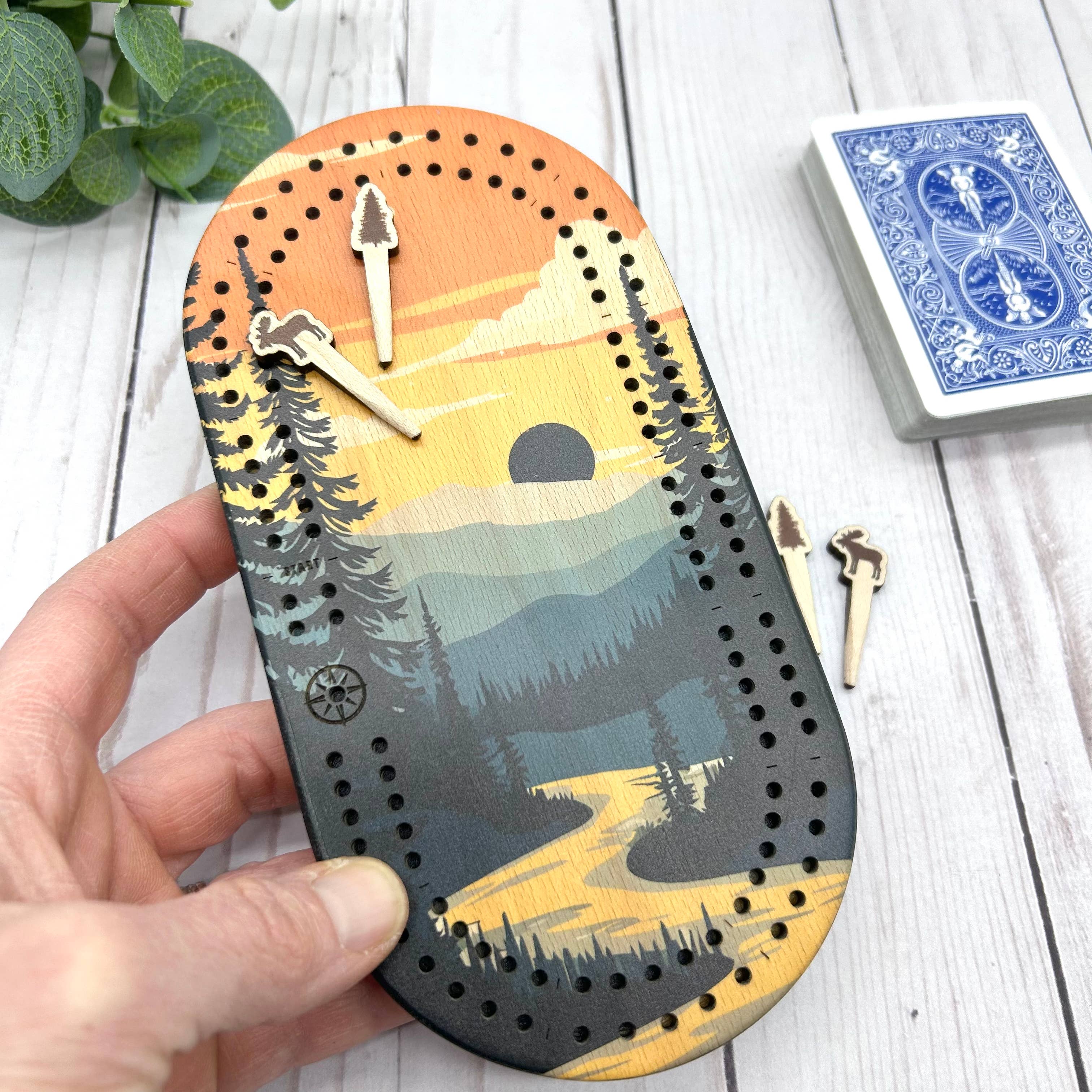 Cast & Carve – Engroshandel Brætspil – Farverig Vildmark Mini Rejse Cribbage Bræt1