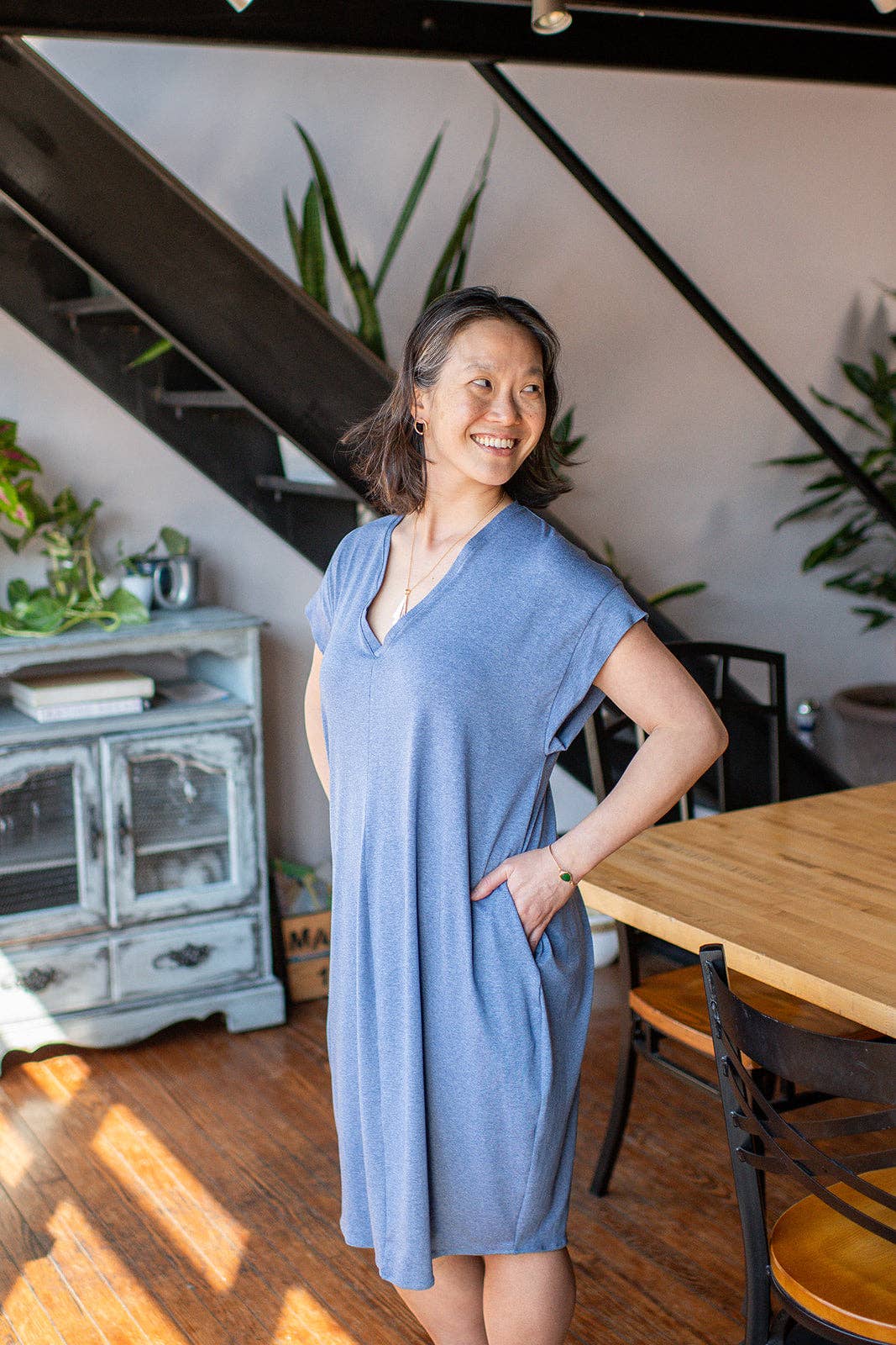 Knieriem Designs – Großhandel Kleid – Damen – Leichtes blaues Kurzärmliges Strickkleid mit V-Ausschnitt und Taschen