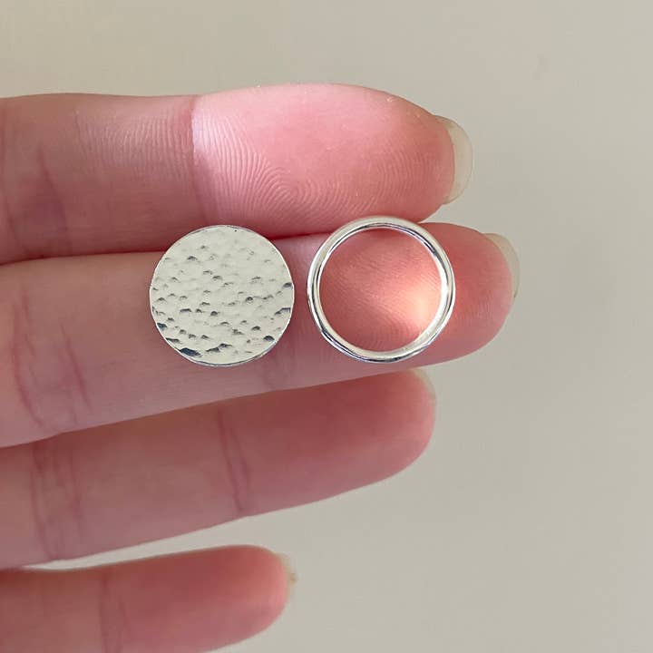 Clous d'oreilles dépareillés en argent sterling, boucles d'oreilles faites main pour la vente par Verve Jewellery