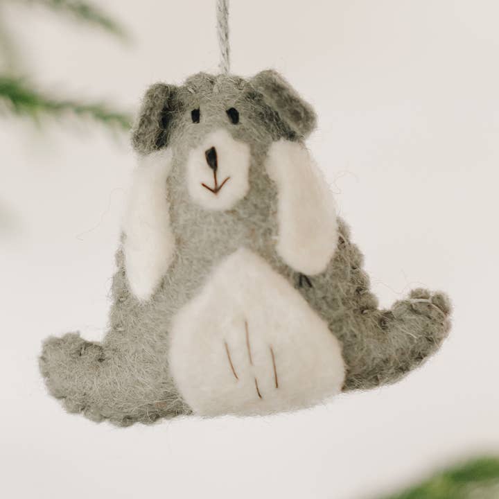 Ornement suspendu ours gris, 100 % laine, fait main pour la vente par Everest Pet Supply & Gifts