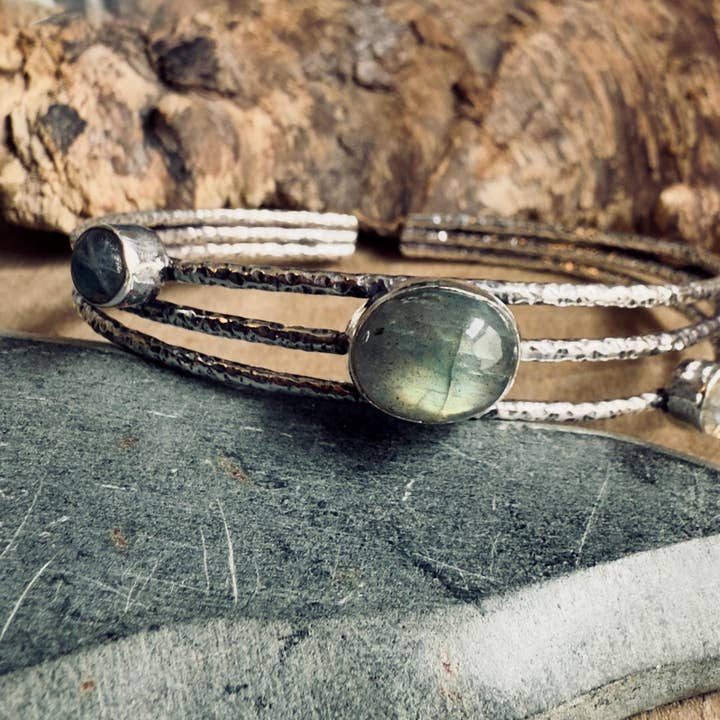 Bracelet en argent martelé avec trois pierres de labradorite, ajustable, bijou bohème, boho, artisanal pour la vente par Kaali Boutique