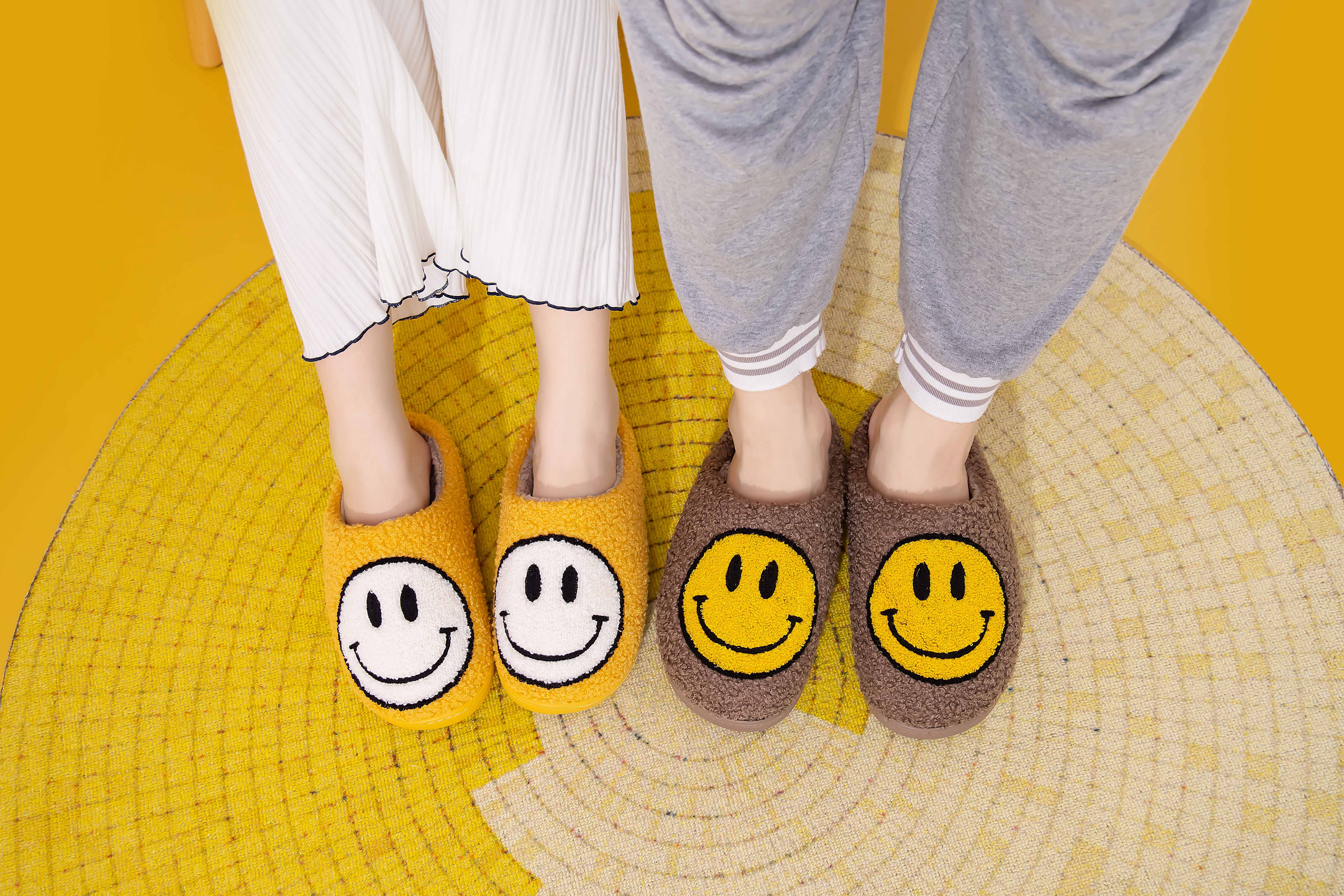 Shop Lev - Vente Chaussons – femme - Chaussons confort à semelle légère en fausse fourrure douce avec visage souriant pour adulte11