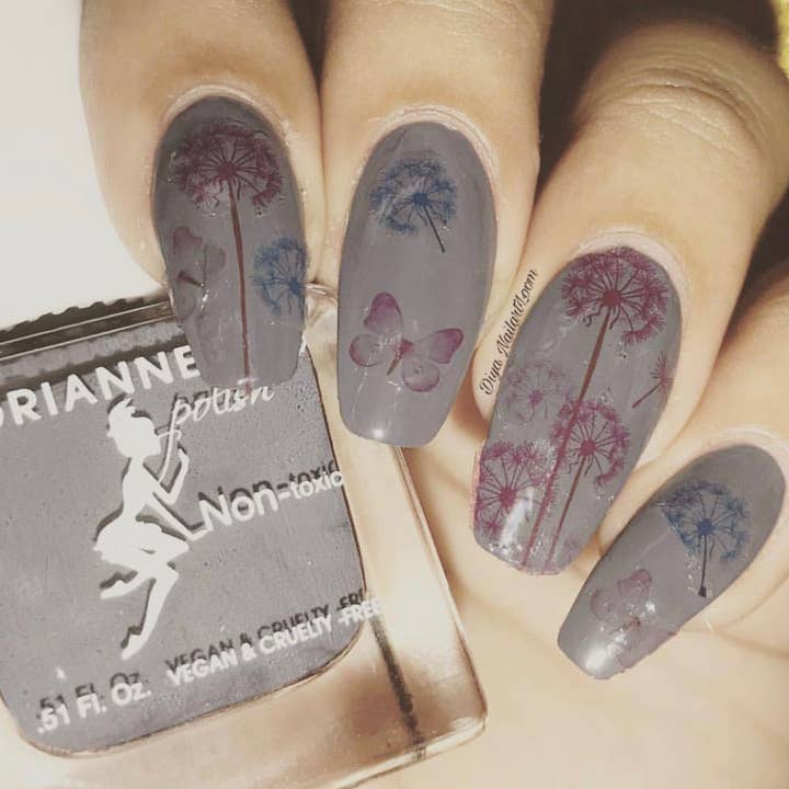 ADRIANNE K Clean Beauty - Vendita all'ingrosso Smalto per unghie - Chloe! Smalto per unghie lucido antracite o grigio scuro. Asciugatura rapida.