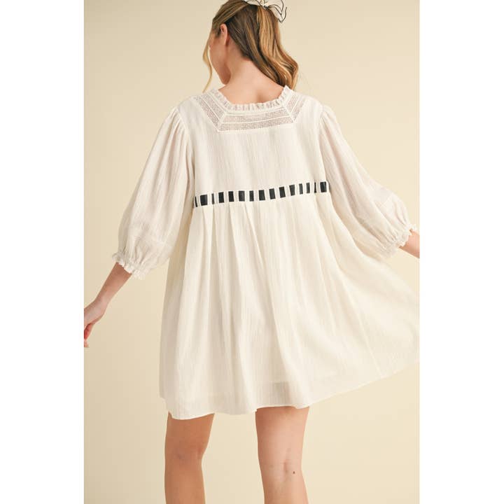 Camellia - Vente Robe – femme - ROBE À MANCHES MI-LONGUES AVEC ENCOLURE CARRÉE ET DÉTAILS EN DENTELLE4