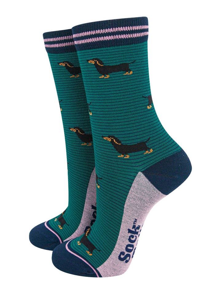 Calzini da donna in bambù - Verde/Blu Navy, a righe con bassotto per la vendita all'ingrosso da parte di Sock Talk