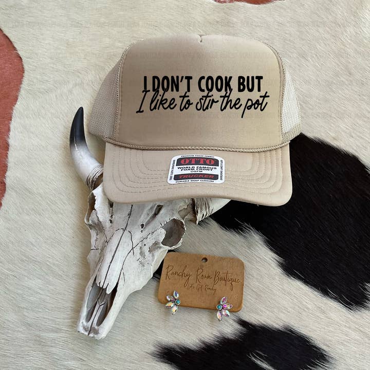 Boné de Caminhoneiro "Não Cozinho, Mas Gosto de Agitar as Coisas" – Boné de Atitude Ocidental por atacado de Ranchy Roan Boutique