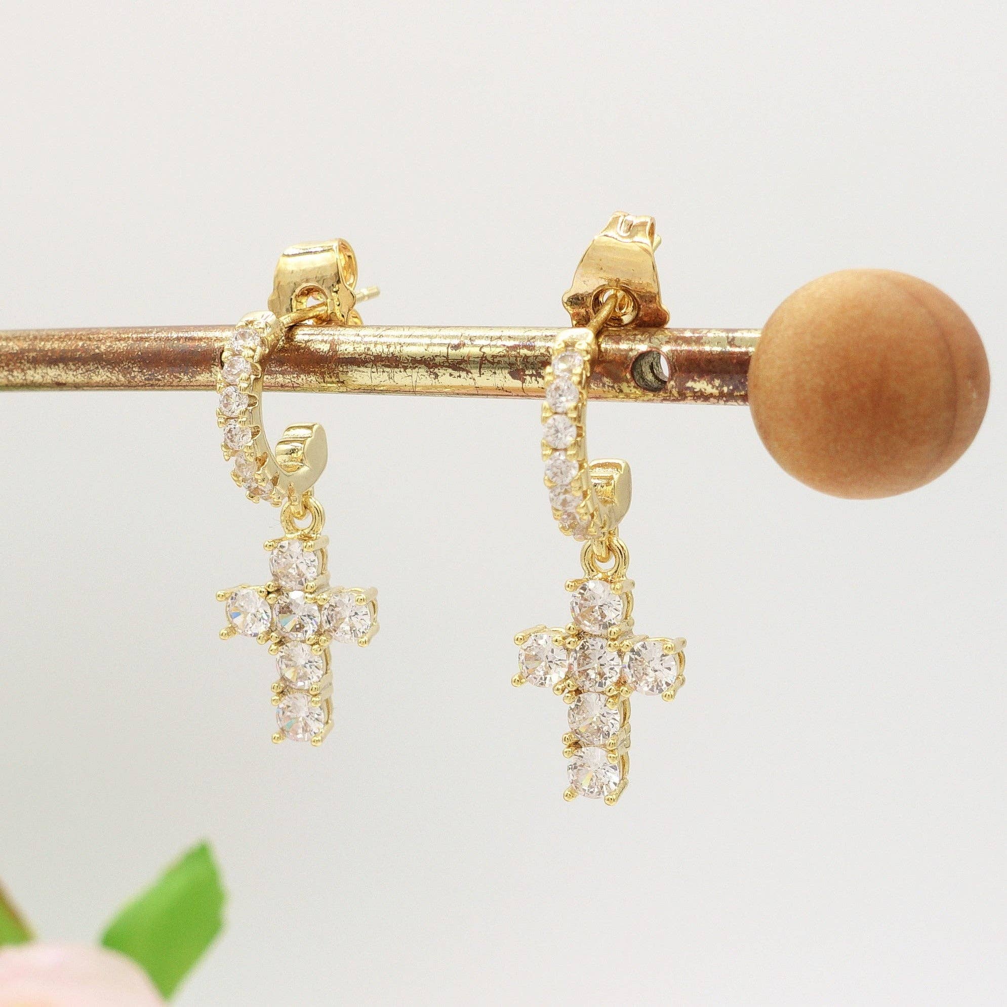 Daemon srls - Wholesale Huggie Earrings - SYLVIE CROSS HOOPS ~ Orecchini mini cerchio zirconato con croce in cubic zirconia1