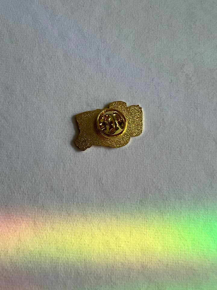 Épinglette en émail Love pour stéthoscope pour la vente par Mel's Crafty Corner